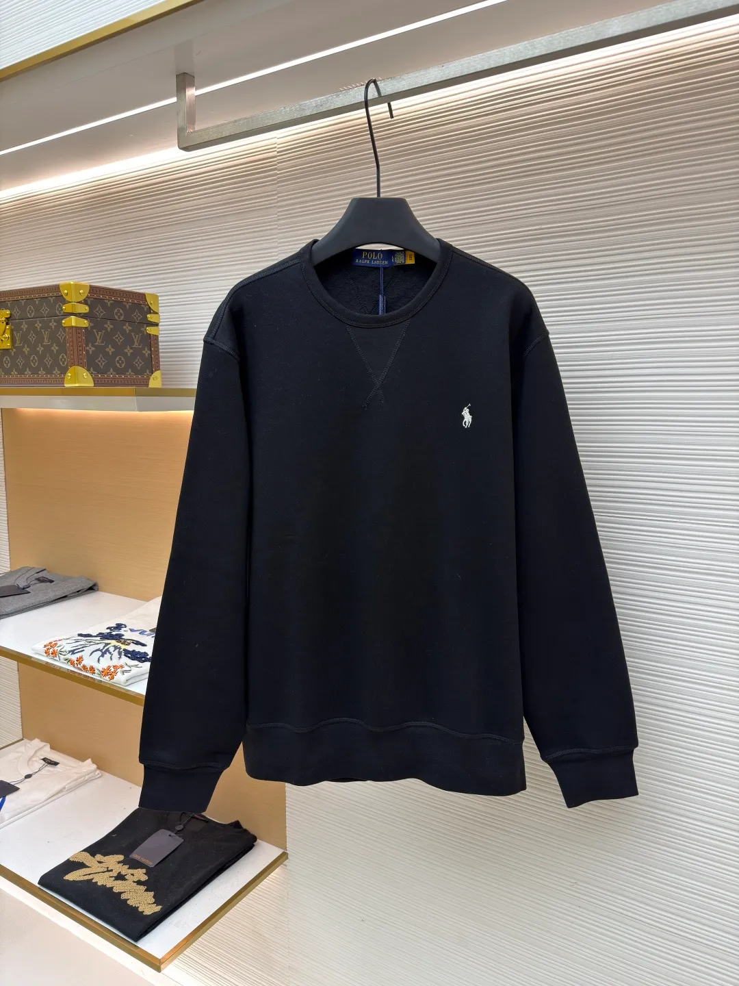Ralph Lauren logo embroidered sweatshirt ●Original version: Purchased and developed at 1690 ●Item No.: 1681540-A15 ●Fabric: Cloud-like honey cotton fleece sweatshirt fabric ●Technology: Made by Hasuo ●Color: Black ●Version: Fitted version ●Weight: about 430 grams ●Size: S-M-L-XL ●Description: Customized cloud-like honey cotton fleece sweatshirt material, delicate touch, comfortable and skin-friendly, based on matte gray Comes with a layer of soft light filter. Exquisite indigo pony logo is embellished. It is highly recognizable. It has a breath of freedom and vitality. A symphony of pure and smart colors. It outlines a high-end outline with extreme simplicity. It becomes the smart focus of the vision. Shows taste in silence and adopts imported machine embroidery technology. Uses advanced computer control system and precision mechanical components to realize the iconic pony embroidery operation. High precision. The lines are smooth and delicate, using the Hasuo process. Sewing on a specific machine. The high fastness of Haha thread adds visual effects. It is time-consuming and labor-intensive, and the fabrics are washed. It has a better hand feel and texture. It is not easy to deform, shrink or fade. It maintains long-term beauty. The overall wiring is straight and delicate, the fabric is comfortable and soft, and the color is consistent without color difference. It can be matched with the same style to create a fashionable look and control various occasions. Customized accessories, complete with three standards, same style for men and women!